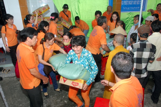 Quỹ Đạo Phật Ngày Nay khánh thành “Nhịp cầu yêu thương 4” và trao quà từ thiện tại Bến Tre