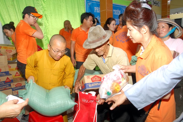 Quỹ Đạo Phật Ngày Nay khánh thành “Nhịp cầu yêu thương 4” và trao quà từ thiện tại Bến Tre
