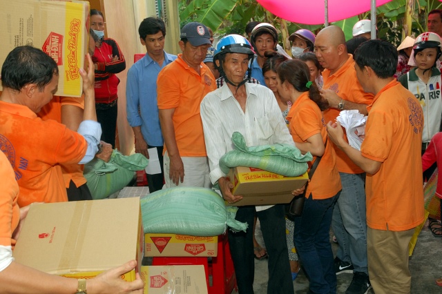 Quỹ Đạo Phật Ngày Nay khánh thành “Nhịp cầu yêu thương 4” và trao quà từ thiện tại Bến Tre