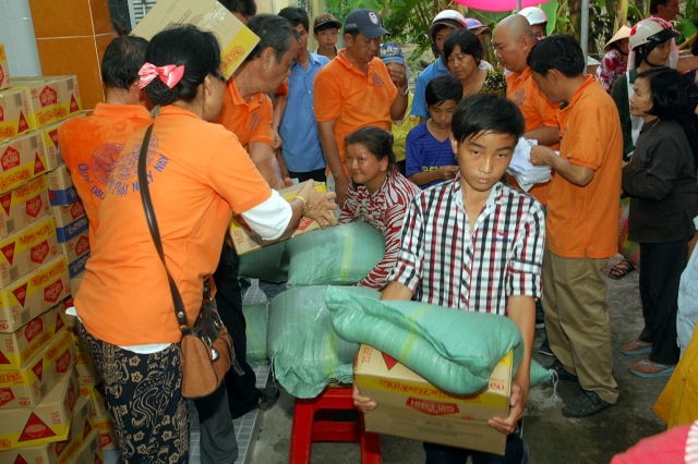 Quỹ Đạo Phật Ngày Nay khánh thành “Nhịp cầu yêu thương 4” và trao quà từ thiện tại Bến Tre