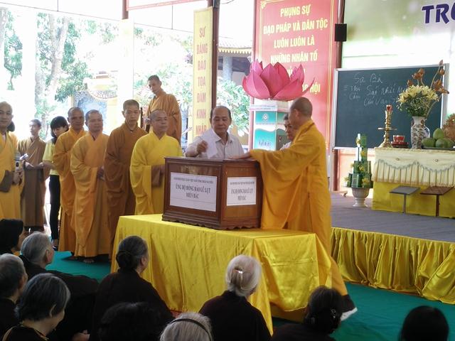 Phật giáo Thái Nguyên quyên góp tiền ủng hộ đồng bào các tỉnh phía Bắc bị  thiên tai lũ lụt