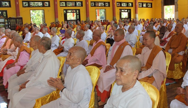 HT.Thích Thiện Tâm sách tấn hành giả an cư kiết hạ tại trường hạ Thiền Viện Phước Sơn