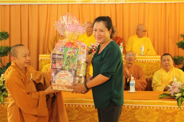 Đồng Tháp: Tạ Pháp – Dâng Y Chùa Tam Bảo và Chùa Hưng Thiền