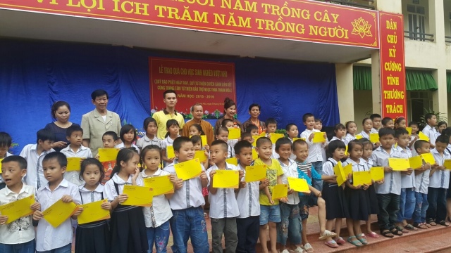 Quỹ Đạo Phật Ngày Nay: Chương trình “Đạo làm con” – trao tặng học bổng cho học sinh nghèo Thanh Hóa
