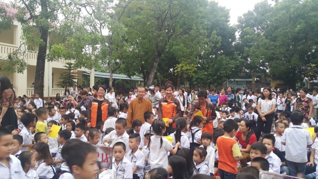 Quỹ Đạo Phật Ngày Nay: Chương trình “Đạo làm con” – trao tặng học bổng cho học sinh nghèo Thanh Hóa