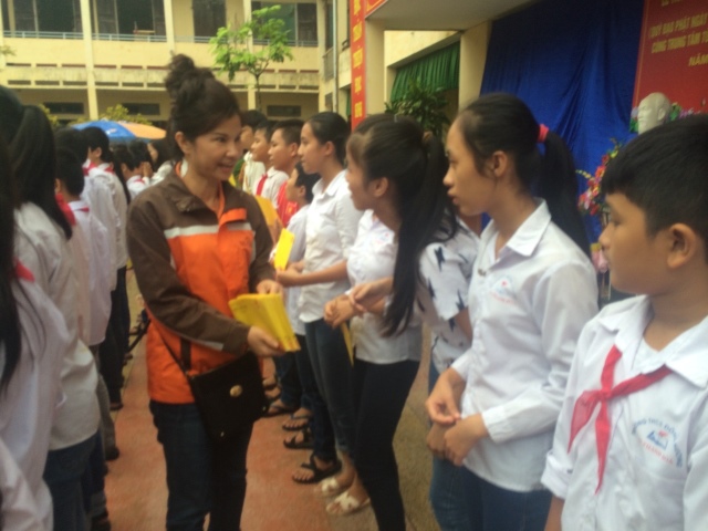 Quỹ Đạo Phật Ngày Nay: Chương trình “Đạo làm con” – trao tặng học bổng cho học sinh nghèo Thanh Hóa
