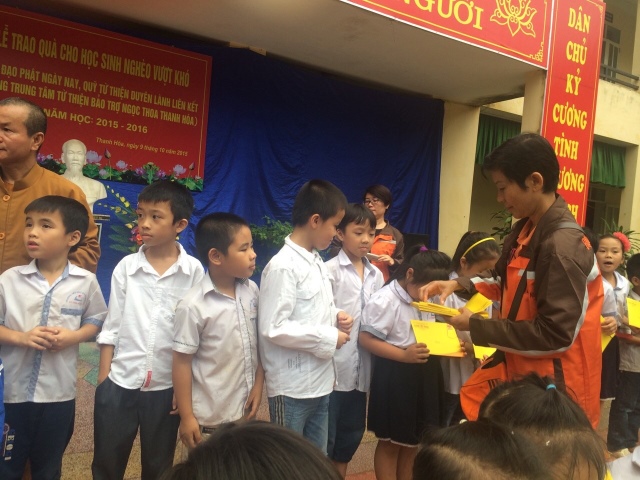 Quỹ Đạo Phật Ngày Nay: Chương trình “Đạo làm con” – trao tặng học bổng cho học sinh nghèo Thanh Hóa