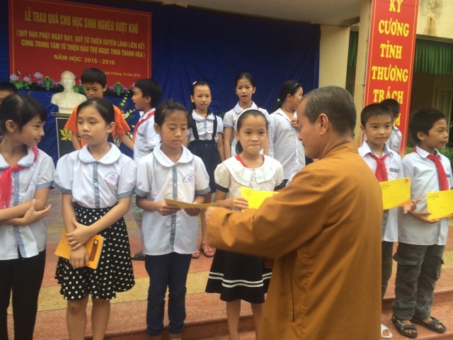 Quỹ Đạo Phật Ngày Nay: Chương trình “Đạo làm con” – trao tặng học bổng cho học sinh nghèo Thanh Hóa