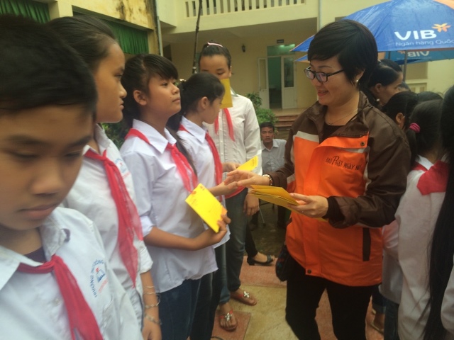 Quỹ Đạo Phật Ngày Nay: Chương trình “Đạo làm con” – trao tặng học bổng cho học sinh nghèo Thanh Hóa