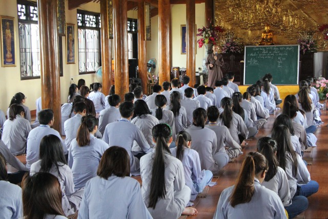 Thái Bình: Hơn 200 bạn trẻ về chùa Từ Xuyên tu một ngày an lạc