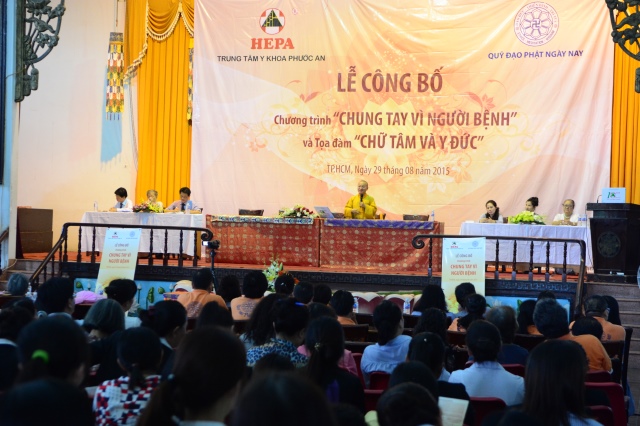 TT. Thích Nhật Từ thuyết giảng cho hơn 400 bác sĩ và nhân viên y tế của trung tâm y khoa Phước An