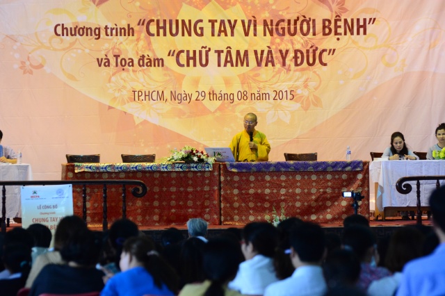 TT. Thích Nhật Từ thuyết giảng cho hơn 400 bác sĩ và nhân viên y tế của trung tâm y khoa Phước An