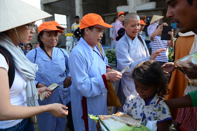 Quỹ Đạo Phật Ngày Nay: Từ thiện cho người nghèo và cúng dường trai Tăng nơi đất Phật 11-2015