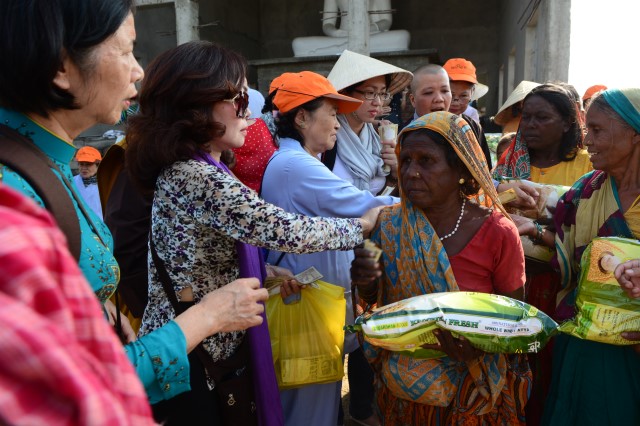 Quỹ Đạo Phật Ngày Nay: Từ thiện cho người nghèo và cúng dường trai Tăng nơi đất Phật 11-2015