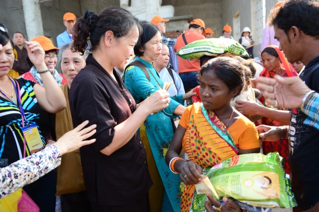 Quỹ Đạo Phật Ngày Nay: Từ thiện cho người nghèo và cúng dường trai Tăng nơi đất Phật 11-2015