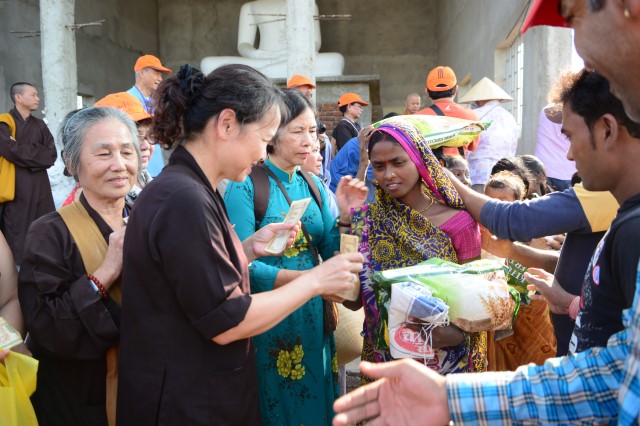 Quỹ Đạo Phật Ngày Nay: Từ thiện cho người nghèo và cúng dường trai Tăng nơi đất Phật 11-2015
