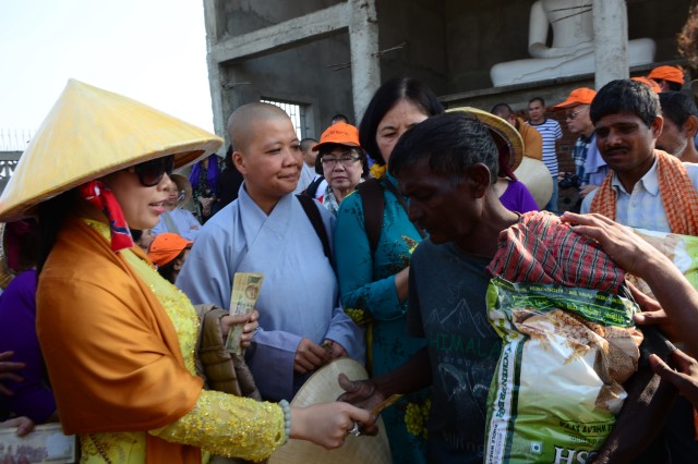 Quỹ Đạo Phật Ngày Nay: Từ thiện cho người nghèo và cúng dường trai Tăng nơi đất Phật 11-2015