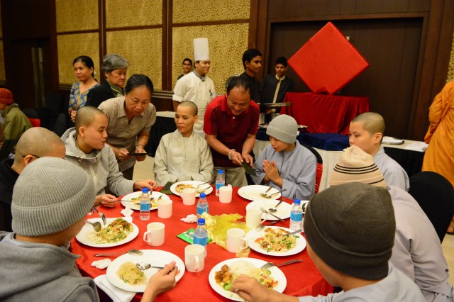 Quỹ Đạo Phật Ngày Nay: Từ thiện cho người nghèo và cúng dường trai Tăng nơi đất Phật 11-2015