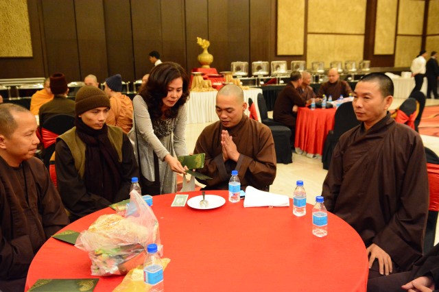 Quỹ Đạo Phật Ngày Nay: Từ thiện cho người nghèo và cúng dường trai Tăng nơi đất Phật 11-2015