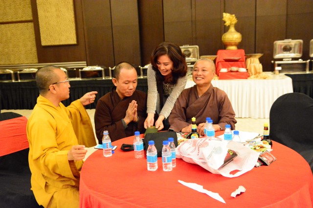 Quỹ Đạo Phật Ngày Nay: Từ thiện cho người nghèo và cúng dường trai Tăng nơi đất Phật 11-2015