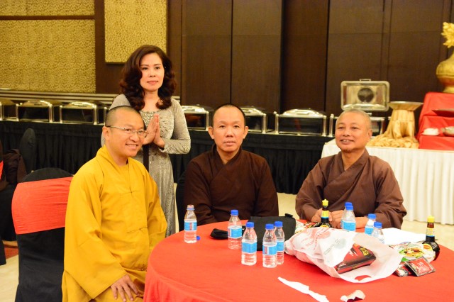 Quỹ Đạo Phật Ngày Nay: Từ thiện cho người nghèo và cúng dường trai Tăng nơi đất Phật 11-2015