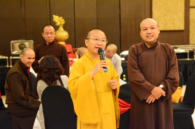 Quỹ Đạo Phật Ngày Nay: Từ thiện cho người nghèo và cúng dường trai Tăng nơi đất Phật 11-2015