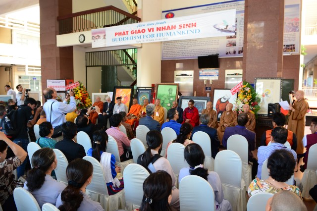 Khai mạc triển lãm tranh &quot;Phật giáo vì nhân sinh&quot;