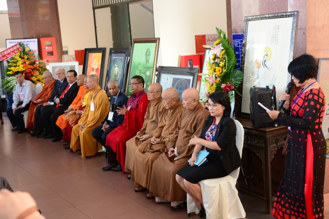 Khai mạc triển lãm tranh &quot;Phật giáo vì nhân sinh&quot;
