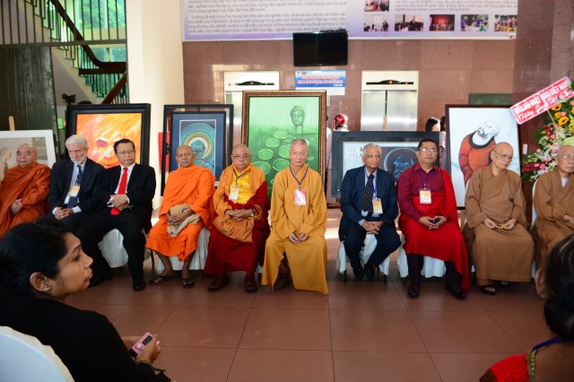 Khai mạc triển lãm tranh &quot;Phật giáo vì nhân sinh&quot;