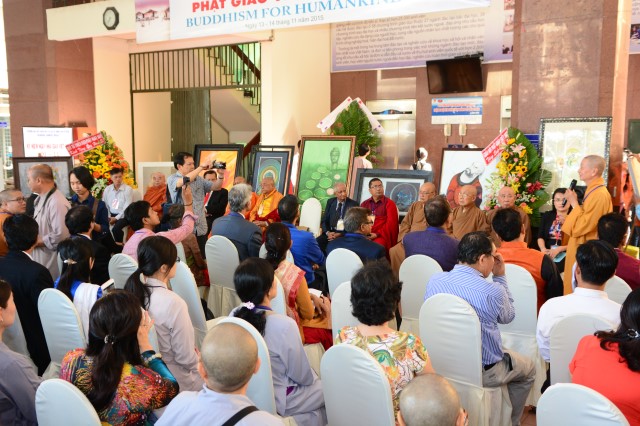 Khai mạc triển lãm tranh &quot;Phật giáo vì nhân sinh&quot;