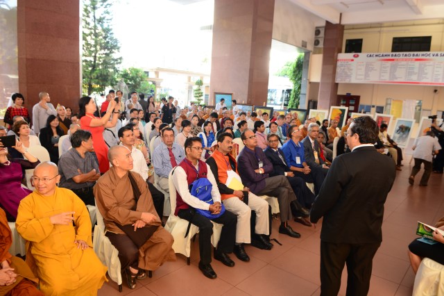 Khai mạc triển lãm tranh &quot;Phật giáo vì nhân sinh&quot;