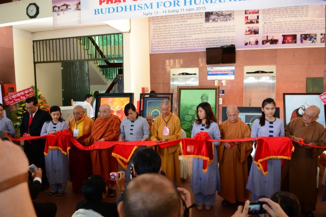 Khai mạc triển lãm tranh &quot;Phật giáo vì nhân sinh&quot;