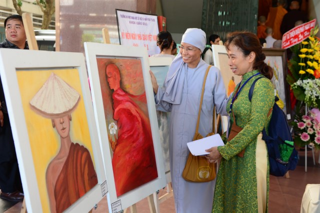 Khai mạc triển lãm tranh &quot;Phật giáo vì nhân sinh&quot;