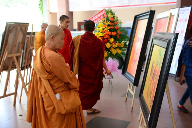 Khai mạc triển lãm tranh &quot;Phật giáo vì nhân sinh&quot;