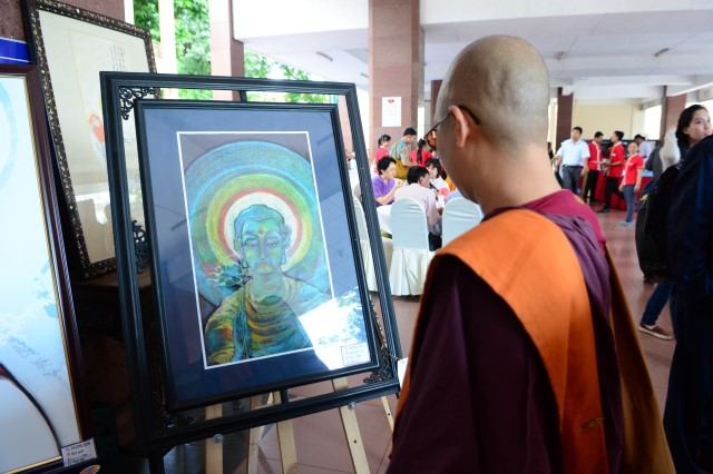 Khai mạc triển lãm tranh &quot;Phật giáo vì nhân sinh&quot;