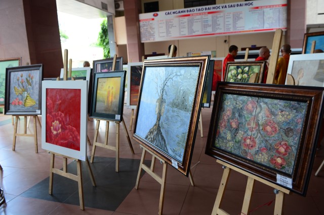 Khai mạc triển lãm tranh &quot;Phật giáo vì nhân sinh&quot;