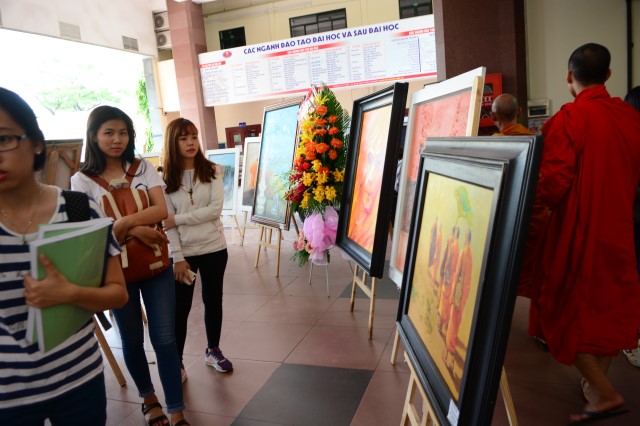 Khai mạc triển lãm tranh &quot;Phật giáo vì nhân sinh&quot;