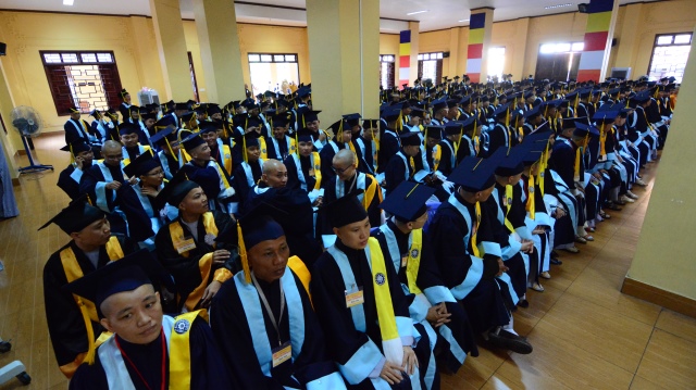 Gần 500 Cử nhân và Thạc sĩ Phật học khóa IX hân hoan mừng lễ tốt nghiệp