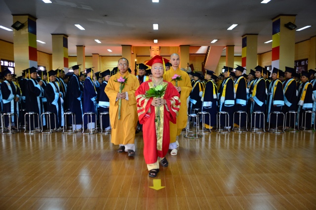 Gần 500 Cử nhân và Thạc sĩ Phật học khóa IX hân hoan mừng lễ tốt nghiệp