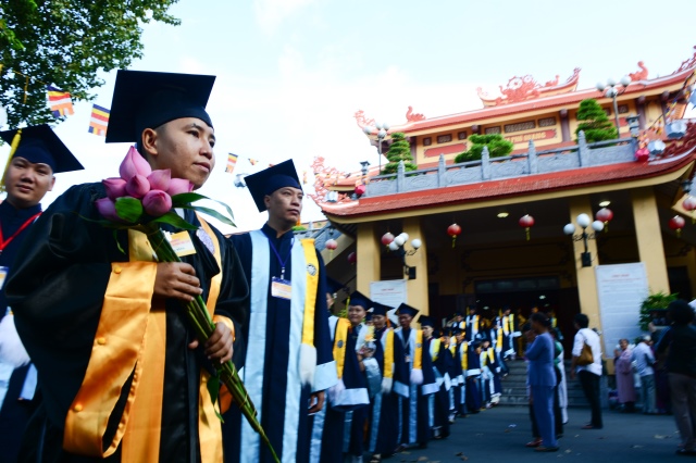 Gần 500 Cử nhân và Thạc sĩ Phật học khóa IX hân hoan mừng lễ tốt nghiệp