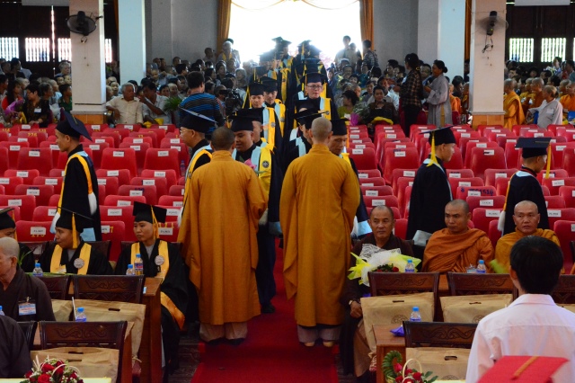 Gần 500 Cử nhân và Thạc sĩ Phật học khóa IX hân hoan mừng lễ tốt nghiệp
