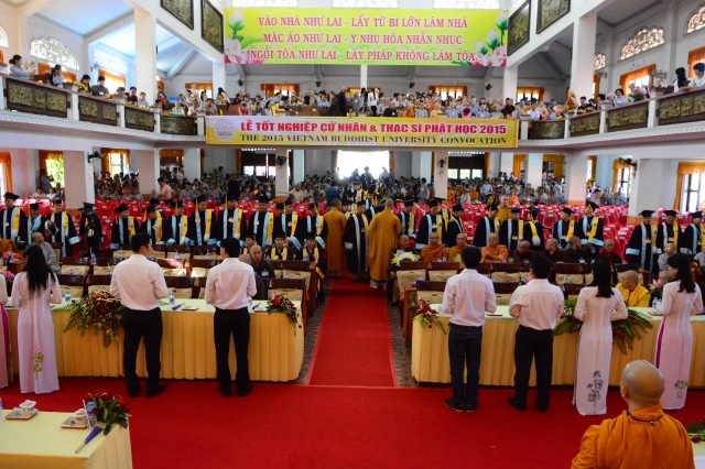 Gần 500 Cử nhân và Thạc sĩ Phật học khóa IX hân hoan mừng lễ tốt nghiệp