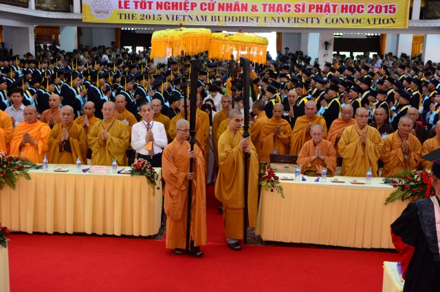Gần 500 Cử nhân và Thạc sĩ Phật học khóa IX hân hoan mừng lễ tốt nghiệp