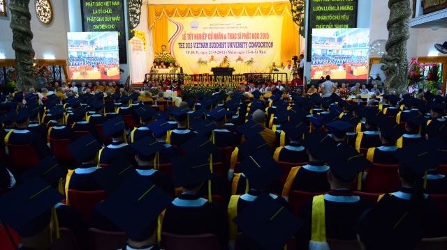 Gần 500 Cử nhân và Thạc sĩ Phật học khóa IX hân hoan mừng lễ tốt nghiệp