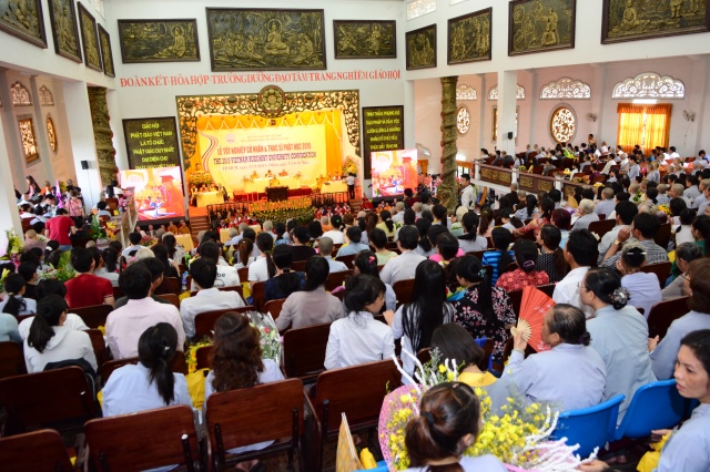 Gần 500 Cử nhân và Thạc sĩ Phật học khóa IX hân hoan mừng lễ tốt nghiệp