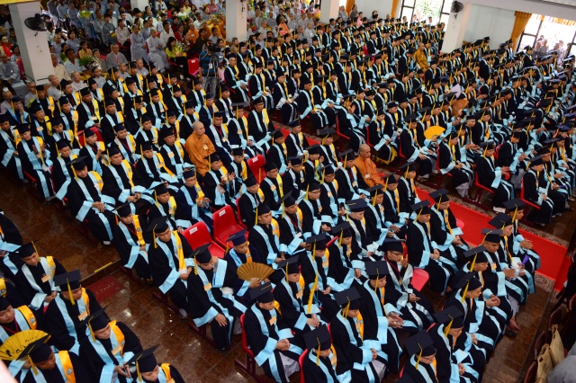 Gần 500 Cử nhân và Thạc sĩ Phật học khóa IX hân hoan mừng lễ tốt nghiệp