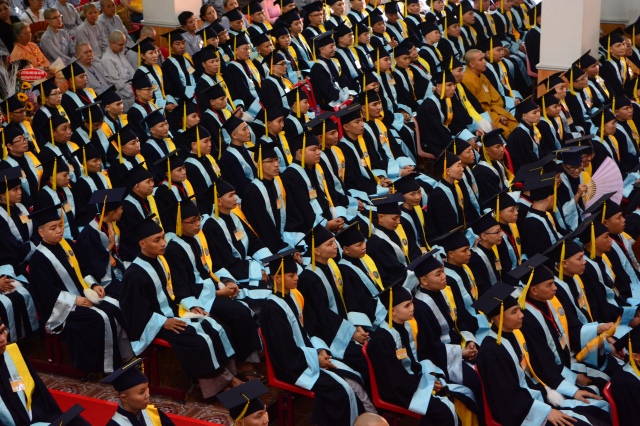 Gần 500 Cử nhân và Thạc sĩ Phật học khóa IX hân hoan mừng lễ tốt nghiệp