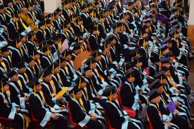 Gần 500 Cử nhân và Thạc sĩ Phật học khóa IX hân hoan mừng lễ tốt nghiệp