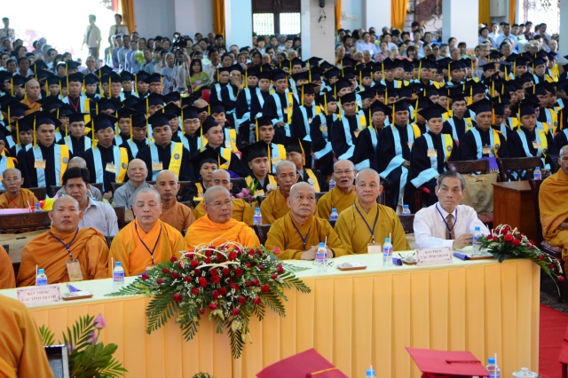 Gần 500 Cử nhân và Thạc sĩ Phật học khóa IX hân hoan mừng lễ tốt nghiệp