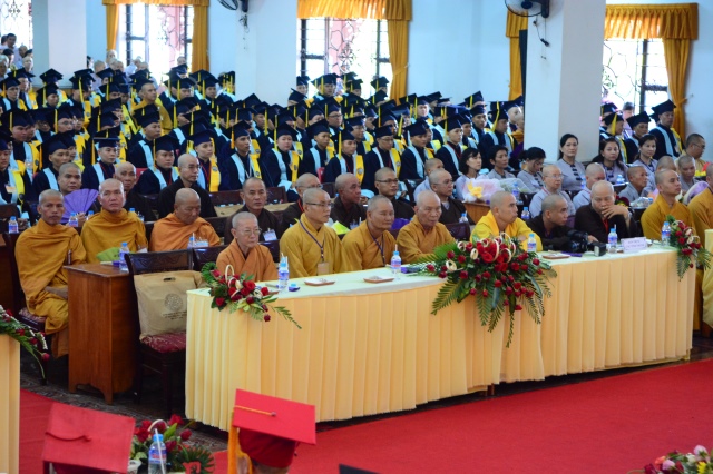Gần 500 Cử nhân và Thạc sĩ Phật học khóa IX hân hoan mừng lễ tốt nghiệp